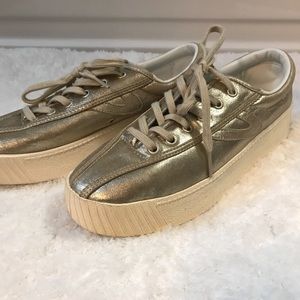 Soft leather Tretorns